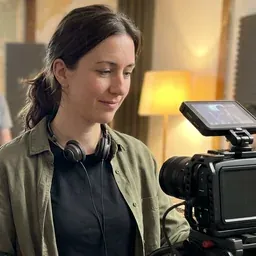 Dana Kowalczyk at her camera during a live session shoot